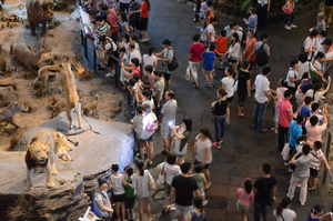 An einem normalen Augustsonntag drängen sich die Besucher in der Ausstellung „Welt der Tiere“ im Shanghai Science & Technology Museum (SSTM).