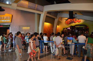 Diese Besucher haben noch etwa eineinhalb Stunden Wartezeit vor sich, bis sie die Ausstellungseinheit „Reise in den Körper“ im Shanghai Science & Technology Museum betrachten können.