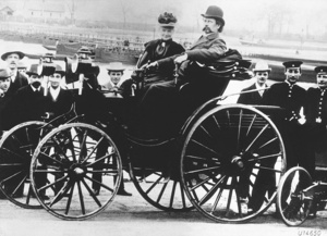 Bertha Benz sitzt neben ihrem Ehemann Carl Benz in einem Benz Victoria-Modell aus dem Jahre 1894