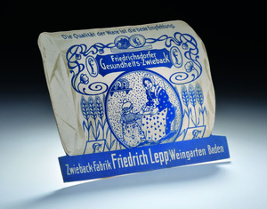 Werbeaufsteller der Zwieback-Fabrik Friedrich Lepp im badischen Weingarten. Das magenschonende Krümelbrot wurde schon um 1920 als „Gesundheits-Zwieback“ vermarktet. Darüber hinaus diente Zwieback oder zwiebackähnliches Brot als Grundlage für Säug