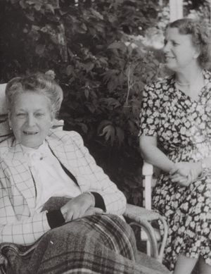 Ruth Steiner mit ihrer Tochter Marie-Luise Gräfin Leutrum von Ertingen im Jahr 1950. Die Tochter führte das Engagement ihrer Mutter fort und war von 1947 bis 1959 erste Landesvorsitzende des Landfrauenverbandes Württemberg-Baden und von 1948 bis 1970 e