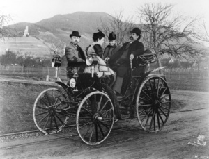 Carl und Bertha Benz, ihre Tochter Klara and Fritz Held in einem Benz Victoria während einer Ausfahrt in der Nähe von Schriesheim im Jahre 1894