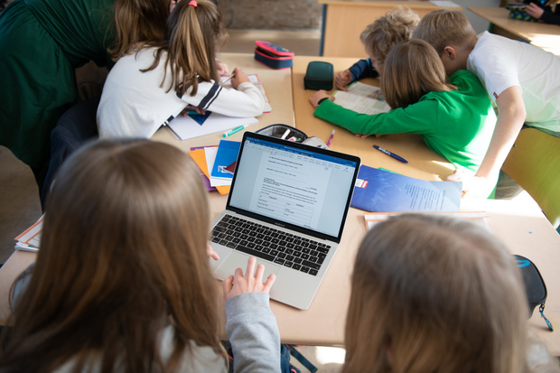 Schüler einer fünften Klasse eines Gymnasiums benutzen im Unterricht einen Laptop. Foto: Daniel Reinhardt/dpa