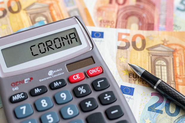 Ein Taschenrechner, in dessen Eingabefeld "Corona" steht, und ein Kuli liegen auf einigen Euroscheinen.