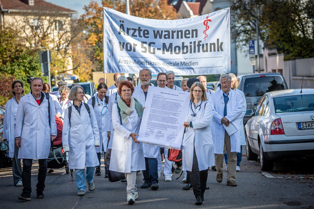 Mit einem offenen Brief wollte die Ärzte-Delegation auf die gesundheitlichen Folgen von Mobilfunkstrahlung aufmerksam machen. Foto: Julian Rettig