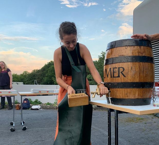Studentin Sandra Feria Olid beim ersten Fassanstich in Kehl. Foto: Privat