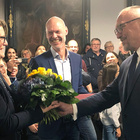 Erster Bürgermeister überreicht Blumen