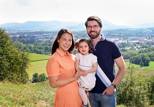 Natalie Pfau-Weller (CDU) – im Bild zusammen mit Mann und Tochter – ist eine von sieben Abgeordneten aus dem Kreis Esslingen, die sich den Sonntag politikfrei hält. Foto: Michael Heyde