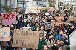 Demonstranten gehen während einer Demonstration zum Aktionstag von Studenten für bessere Finanzierung der Hochschulen durch die Innenstadt. Foto: Sebastian Gollnow/dpa