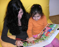 Julika (links) bringt Eda spielerisch Deutsch bei. Foto: sab
