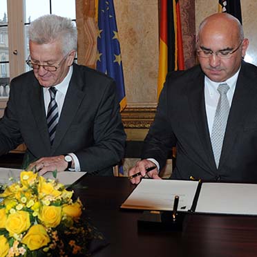 Ministerpräsident Kretschmann und der Vorsitzende des Landesverbands deutscher Sinti und Roma, Daniel Strauß,  unterzeichneten 2013 erstmals einen Staatsvertrag. Dieser soll nun fortgeschrieben werden. Foto: dpa