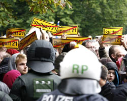 Demonstranten, die Schilder gegen das Projekt Stuttgart 21 in die Höhe halten, stehen einzelnen Polizisten gegenüber. Foto: ddp