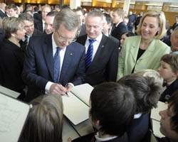 Bundespräsident Christian Wulff schreibt im Landtag von Baden-Württemberg Autogramme. Foto: ddp
