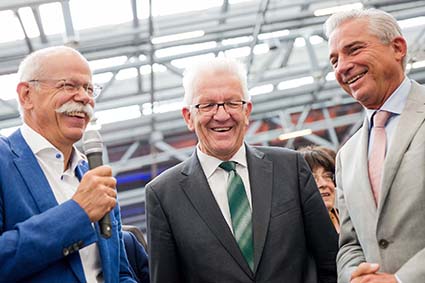 Daimler-Chef Zetsche (links) mit Ministerpräsident Kretschmann und dessen Stellvertreter Strobl. Grüne wie CDU erhielten bisher von Daimler Spenden, damit ist nun Schluss. Foto: dpa