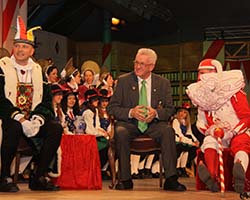 Ministerpräsident Winfried Kretschmann vor dem Narrengericht in Stockach. Foto: Bast
